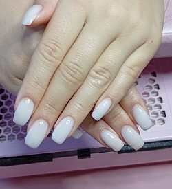 Milky white nokti